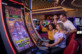 Antarmuka mobile jelas777 menampilkan permainan slot Aviator, Sweet Bonanza, dan live casino